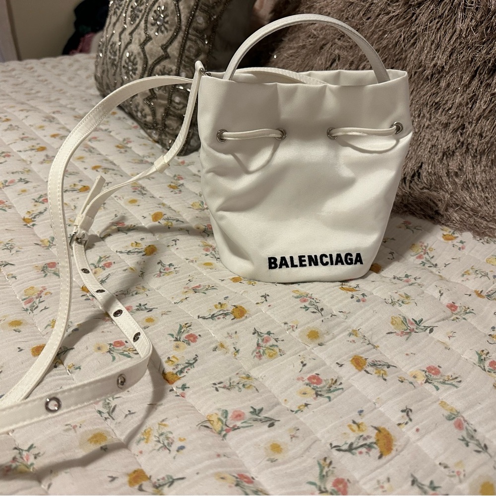 AUTH. Balenciaga XS bucket bag